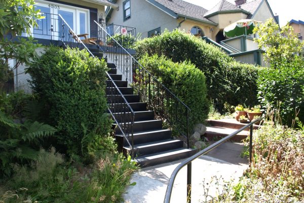 Steep front garden design Vancouver British Columbia flagstone hardscape drystack walls